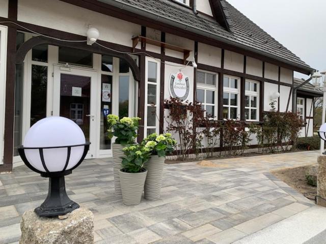 Landhotel Rosenhof Garni Am Plauer See Mit Ladesaeule Fuer E-Autos Quetzin Exteriör bild